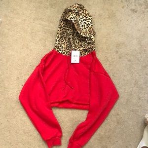 Cropped red sweatshirt leopard print hood